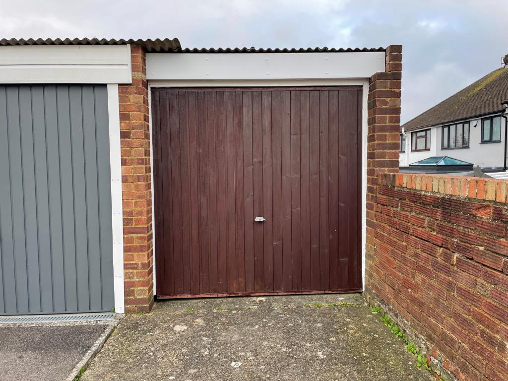 Lot: 55 - FREEHOLD LOCK-UP GARAGE - 